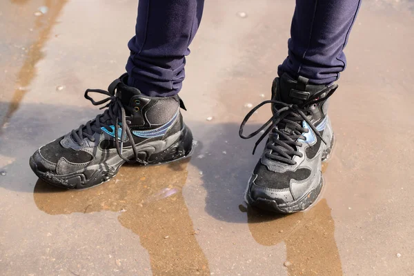 Fille Dans Sale Imperméable Noir Sneaker Sur Flaques Eau Plein — Photo