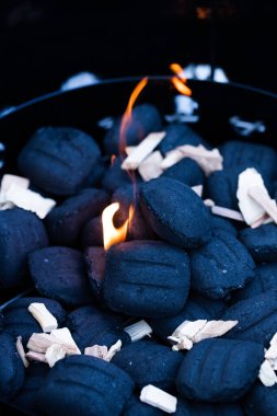 Ateşli kömürlü ızgara Kömür Biftekleri Yakın plan.