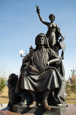 Yoshkar-Ola, Rusya - 30 Nisan 2021: Lorenzo Di Piero De Medici İtalyan Parkı Voskresenskaya Kıyı Şeridine Yaklaş.