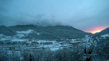 Gece vadide Krasnaya Polyana Kayak Merkezi düştü. Timelapse.