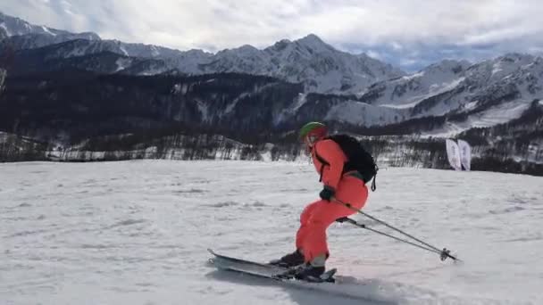 Spannendes Skifahren im Skigebiet Krasnaja Poljana. — Stockvideo