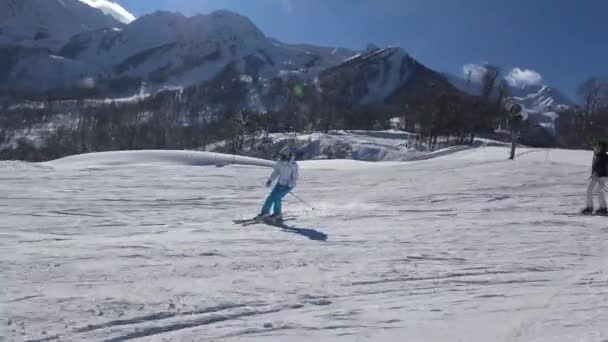 Захоплюючі, катання на лижах на гірськолижному курорті Красная Поляна. — стокове відео
