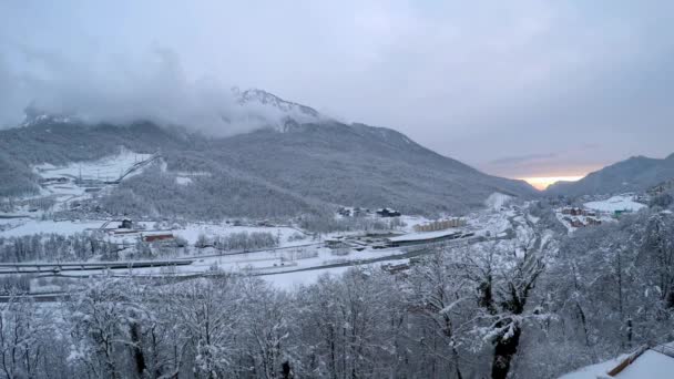 Pôr do sol pitoresco em um vale na estância de esqui de Krasnaya Polyana. Prazo de validade . — Vídeo de Stock