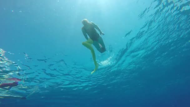 Dancing underwater divers in between dives. — Stock Video