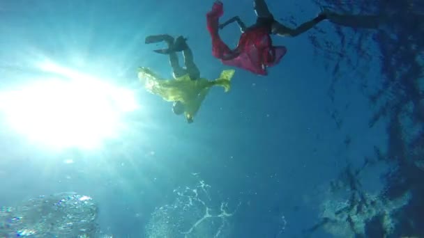 Tanzende Unterwassertaucher zwischen den Tauchgängen. — Stockvideo