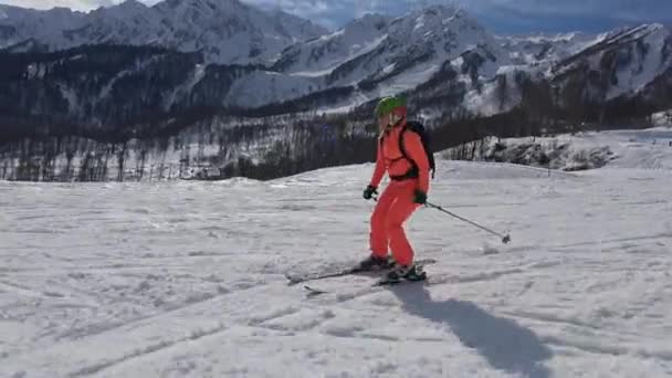 Esquí emocionante en las pistas de Rosa Khutor .. — Vídeo de stock