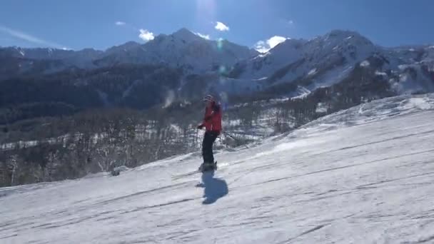 Spännande skidåkning på sluttningarna av Rosa Khutor.. — Stockvideo