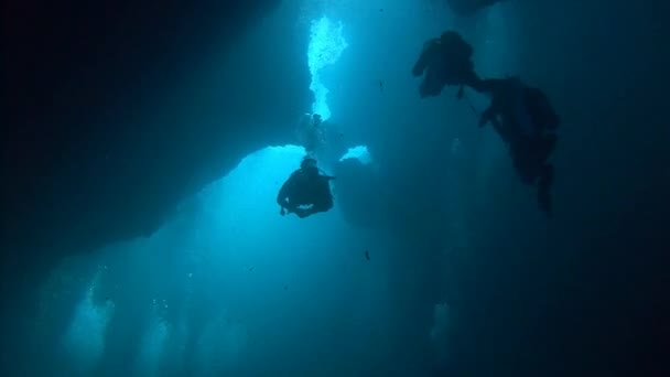 Amazing duiken in de onderwater grotten in de archipel. — Stockvideo