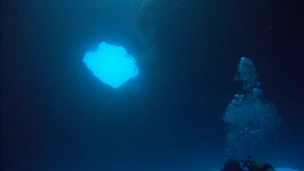 Amazing dive in underwater caves in the archipelago. — Stock Video