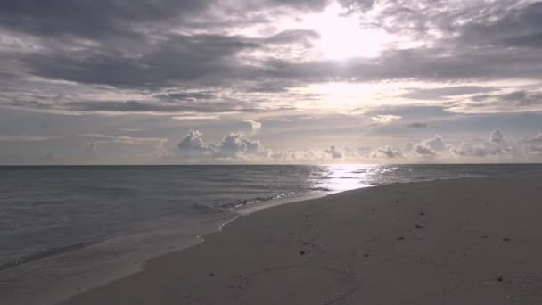 Ein malerischer Sonnenuntergang auf einer der unbewohnten Inseln des Malediven-Archipels. — Stockvideo