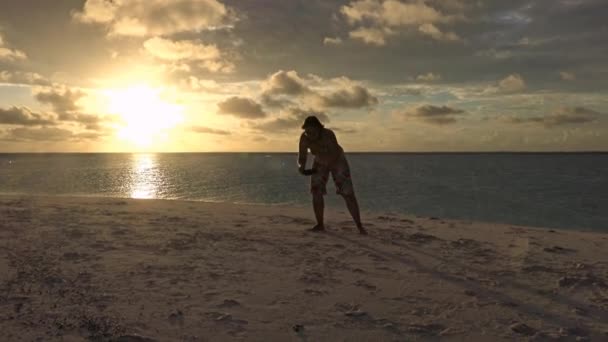 Een schilderachtige zonsondergang op één van de onbewoonde eilanden van de archipel van de Maldiven. — Stockvideo