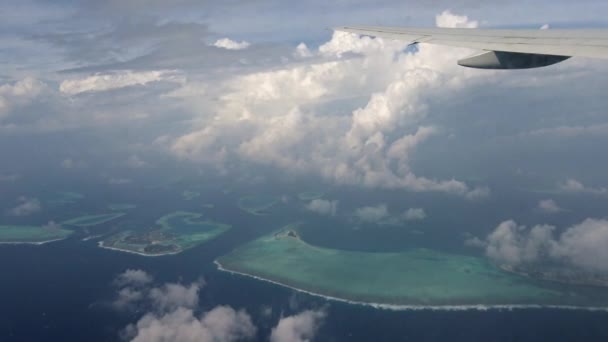 Repülés a repülőgépe felett az Indiai-óceán és a Maldív-szigetek. — Stock videók
