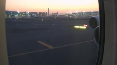 Dubai Havalimanı'nda yolcu uçağı A380 üzerinden görüntülemek.