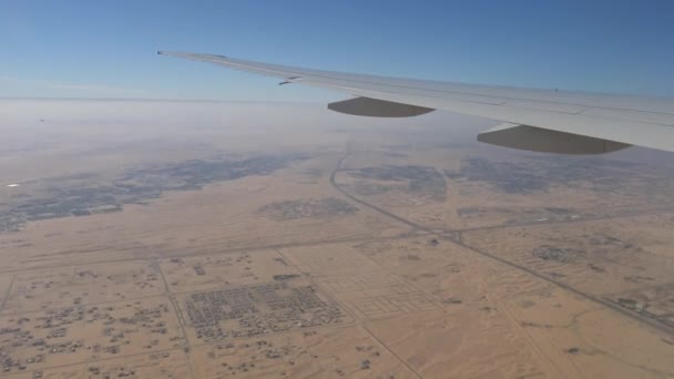 Volo di aerei sopra la periferia di Dubai . — Video Stock