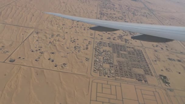 Flug von Flugzeugen über den Vororten von Dubai. — Stockvideo