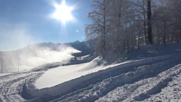 Snow kanon på sluttningarna av skidorten Krasnaya Polyana. — Stockvideo