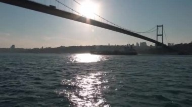 Tekne Turu boğaz köprüleri altında. Istanbul. Türkiye.