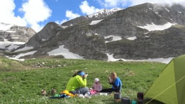 Oshten dağın civarında turist kamp. Kafkas Dağları. Rusya.