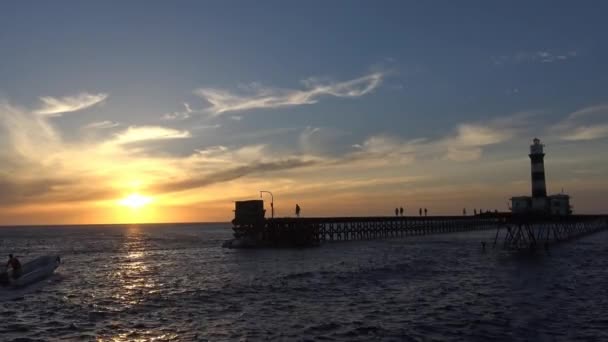 Sonnenuntergang am Leuchtturmriff deadelus. das rote Meer. Ägypten. — Stockvideo