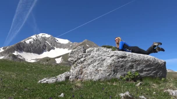 Touristenlager in der Nähe des Berges oshten. die kaukasischen Berge. Russland. — Stockvideo
