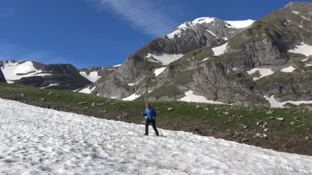 Wanderwege in der Nähe des Berges oshten. die kaukasischen Berge. Russland. — Stockvideo