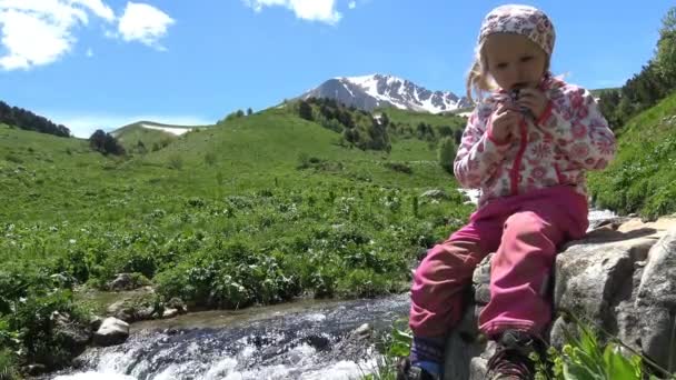 Campamento turístico en las inmediaciones de la montaña Oshten. Las montañas caucásicas. Rusia . — Vídeo de stock
