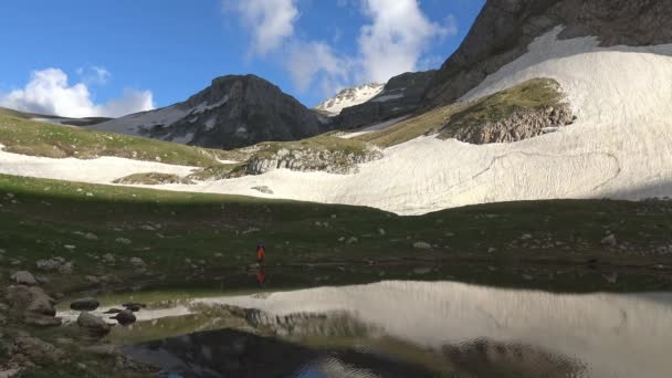Un pittoresco lago di montagna ai piedi del monte Oshten. Le montagne caucasiche. Russia .. — Video Stock