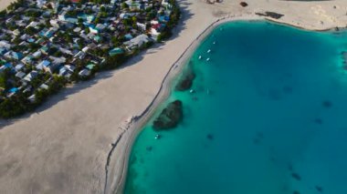 Maldivler 'in Guraidhoo adası ve çevresi.
