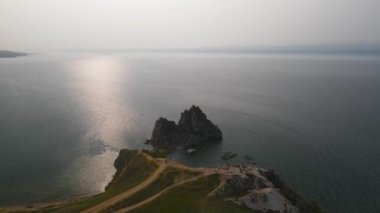 Burhan Burkhan Burnu 'ndaki Şamanka Kayası. Baykal Gölü 'ne bir gezi.