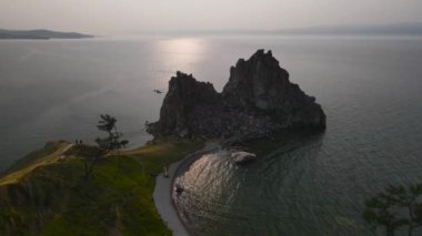 Burhan Burkhan Burnu 'ndaki Şamanka Kayası. Baykal Gölü 'ne bir gezi.