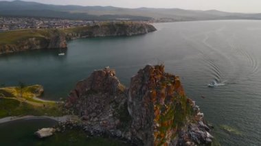 Burhan Burkhan Burnu 'ndaki Şamanka Kayası. Baykal Gölü 'ne bir gezi.