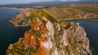 Burhan Burkhan Burnu 'ndaki Şamanka Kayası. Baykal Gölü 'ne bir gezi.