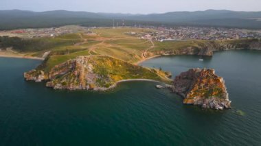 Burhan Burkhan Burnu 'ndaki Şamanka Kayası. Baykal Gölü 'ne bir gezi.