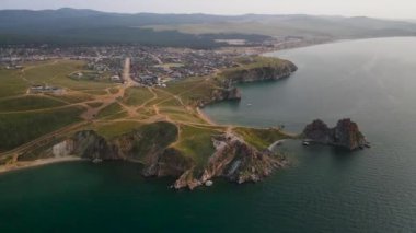 Burhan Burkhan Burnu 'ndaki Şamanka Kayası. Baykal Gölü 'ne bir gezi.