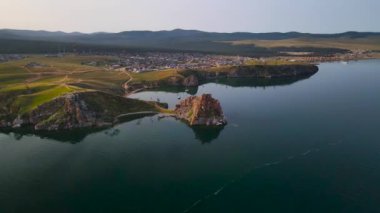 Burhan Burkhan Burnu 'ndaki Şamanka Kayası. Baykal Gölü 'ne bir gezi.