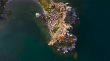 Burhan Burkhan Burnu 'ndaki Şamanka Kayası. Baykal Gölü 'ne bir gezi.