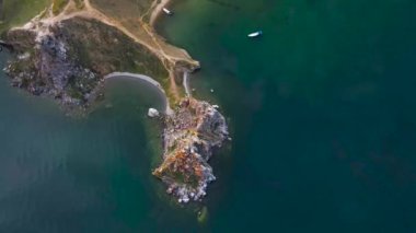 Burhan Burkhan Burnu 'ndaki Şamanka Kayası. Baykal Gölü 'ne bir gezi.