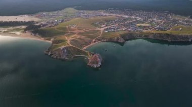 Burhan Burkhan Burnu 'ndaki Şamanka Kayası. Baykal Gölü 'ne bir gezi.