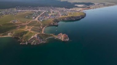 Burhan Burkhan Burnu 'ndaki Şamanka Kayası. Baykal Gölü 'ne bir gezi.