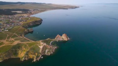 Burhan Burkhan Burnu 'ndaki Şamanka Kayası. Baykal Gölü 'ne bir gezi.