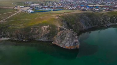 Burhan Burkhan Burnu 'ndaki Şamanka Kayası. Baykal Gölü 'ne bir gezi.