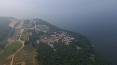 Taltsy 'nin eski köyünün yukarısında. Baykal Gölü 'ne bir gezi.