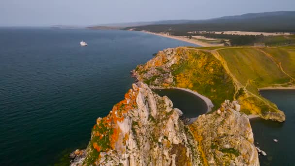 Βράχος Σαμάνκα Στο Ακρωτήριο Μπούρκχαν Ένα Ταξίδι Στη Λίμνη Baikal — Αρχείο Βίντεο