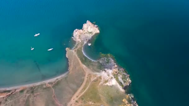 バーハン岬のシャマンカ岩 バイカル湖への旅行 — ストック動画