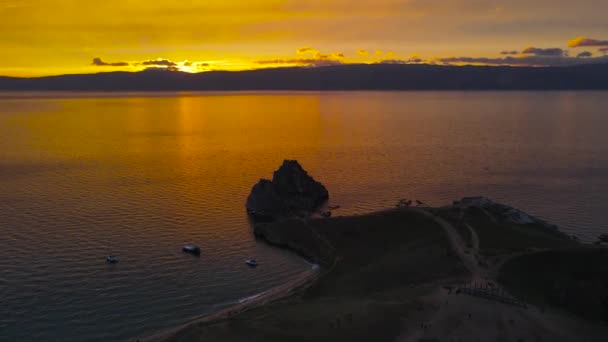 Σάνσετ Στο Κέιπ Μπουρχάν Ένα Ταξίδι Στη Λίμνη Baikal — Αρχείο Βίντεο