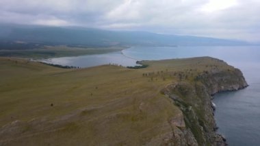 Küçük Deniz Boğazı 'nın pitoresk sahili. Baykal Gölü 'ne bir gezi.