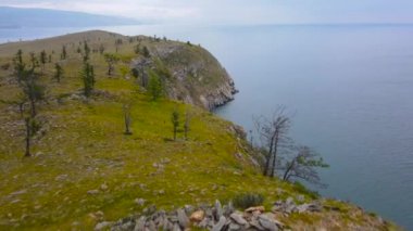 Küçük Deniz Boğazı 'nın pitoresk sahili. Baykal Gölü 'ne bir gezi.