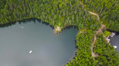 Zümrüt Gölü kıyısındaki Süleyman Şapeli..