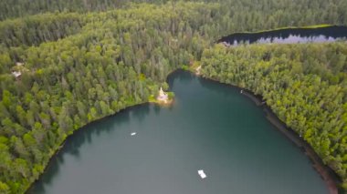 Zümrüt Gölü kıyısındaki Süleyman Şapeli. Baykal Gölü 'ne bir gezi.