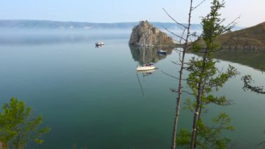 Burhan Burnu 'ndaki Şamanka Kayası. Baykal Gölü 'ne bir gezi.